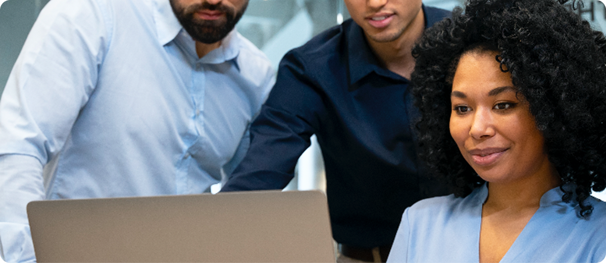 Pareja revisando finanzas juntos